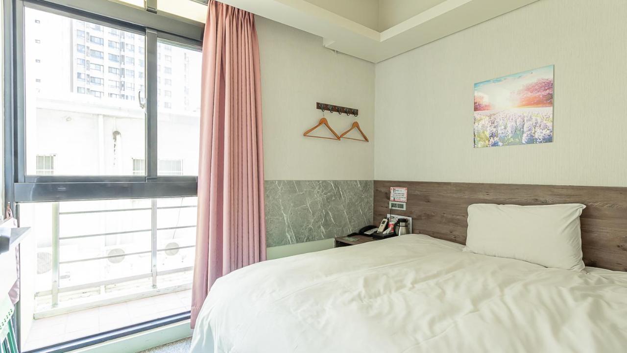 Hotel 九九商旅 Taichung Exterior foto