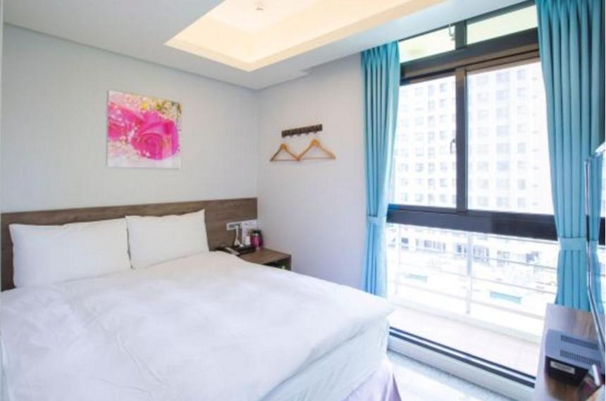 Hotel 九九商旅 Taichung Exterior foto