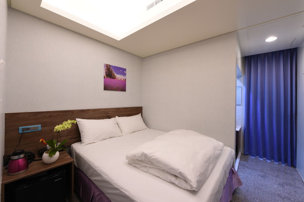 Hotel 九九商旅 Taichung Exterior foto